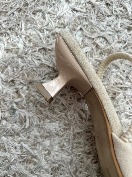 Lodičky s brošňou, 39