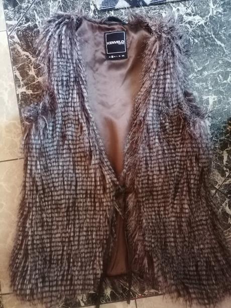 Vesta  s kozusinou, s, kenvelo,s