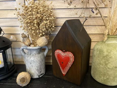 Drevený dekoračný domček a drevené okienko, 