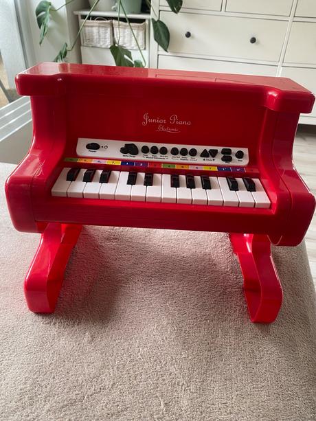 Krásne červené detské elektronické piano klavír,