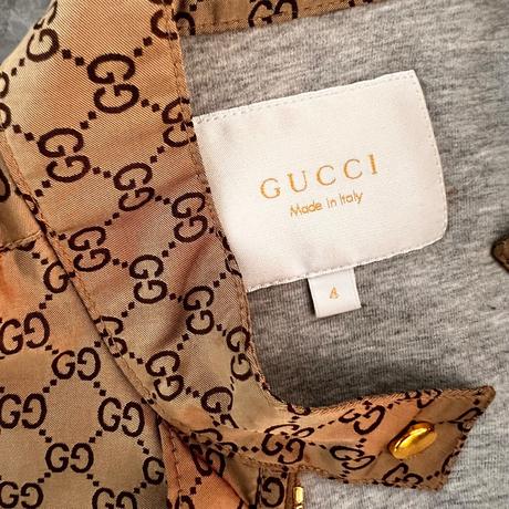 Gucci logo zlatá bunda s volánom a trikolórougucci, 104