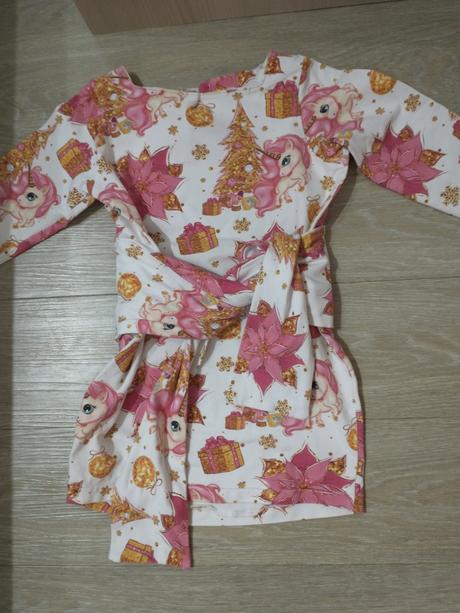 Predám vianočné saty, 104