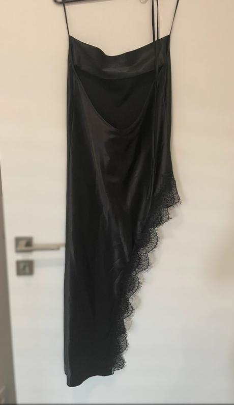 Čipkované satenove sexy šaty s razporkom, s