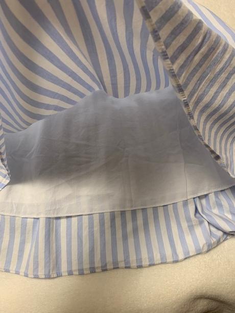 Letné pásikavé šaty s volánom a holými plecami, l / m