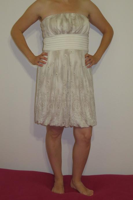 Letné šaty bez ramienok, s