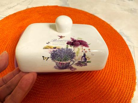 Porcelánová maselnička, 