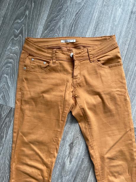 Gate s nízky sedom v horčicovej farbe, 26