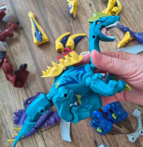 Hasbro hybridné dinosaury,
