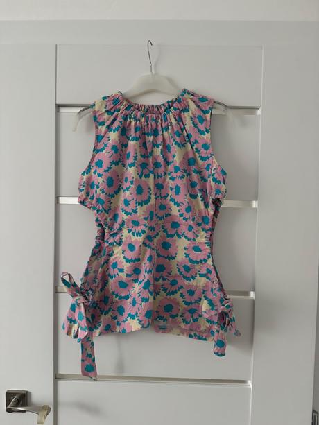 Kvietkovy top s vyrezmi, 36