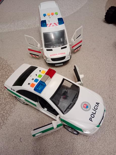 Policajné auto a záchranka,