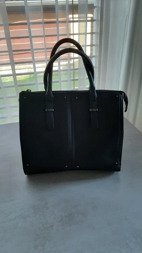 Čierna nadčasová kabela,