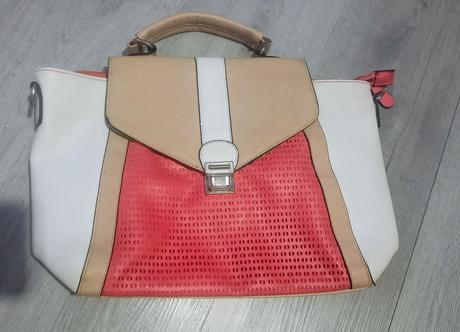 Krásna kabelka s kvetinovým vnútrom,