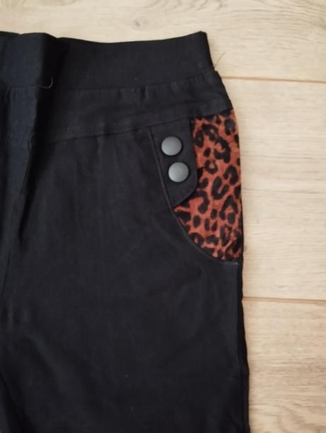 Dámske čierne elastické nohavice s leopardím detai, m