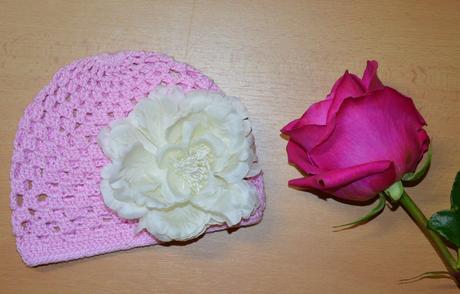 Háčkovaná čiapočka s kvetom, <50 - 158