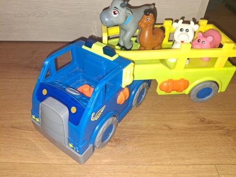 Traktor s farmárom a zvieratkami, 