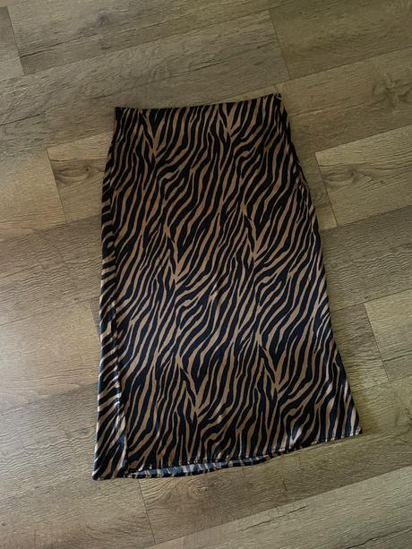 Saténová sukňa, 40