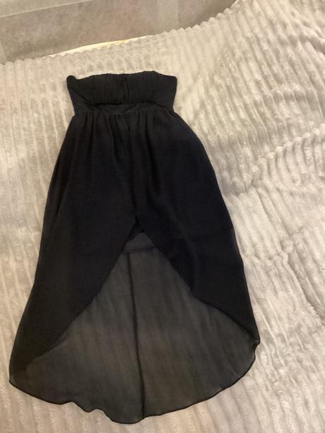 Krásne atypické šaty vzadu na zips, s