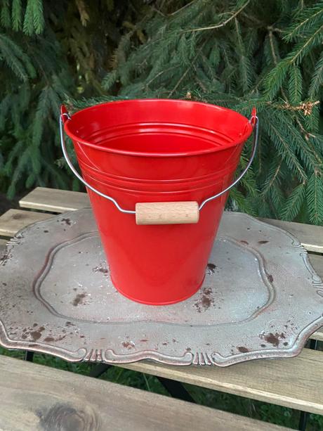 Červené plechové vedierko 2,5 l,
