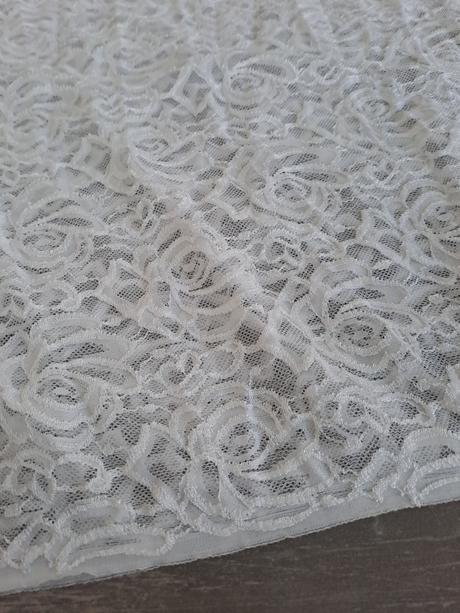 Krásna čipkovaná látka na svadobné šaty, 