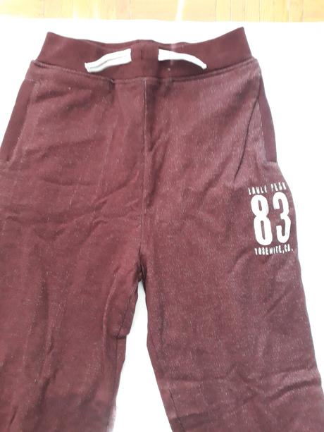 Melirované čierne tepláky + bordové teplaky, 152