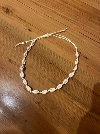 Náhrdelník z malých mušlí s korálkou, 