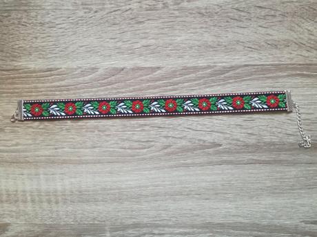 Choker s ľudovým motívom - čierny podklad,