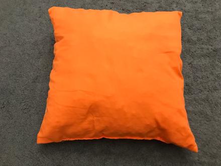 Oranžový dekoračný vankúš,