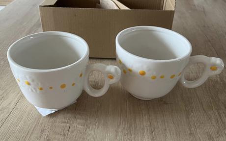 Nový biely keramický hrnček s kvetmi, 