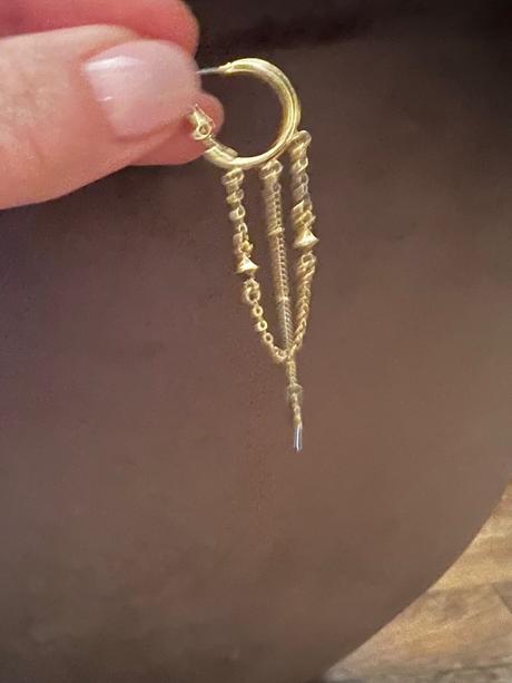 Visiace zlaté náušnice - bižutéria, 