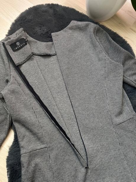 Imperia šedo-čierne krátke šaty s 3/4 rukávom, s