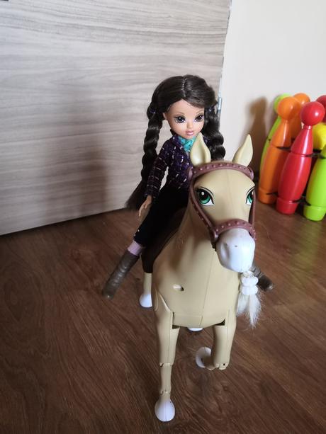 Chodiaci koník s bábikou, 