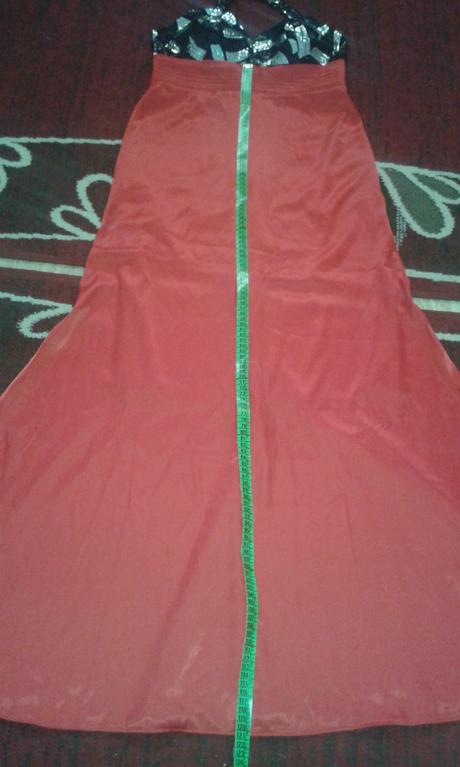 Červené spoločenské šaty, 40