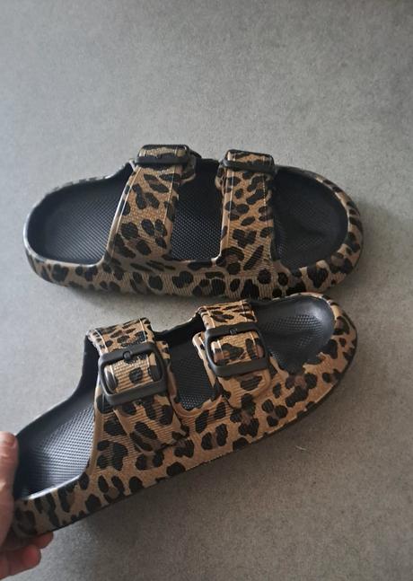 Tigrovane slapky, 40