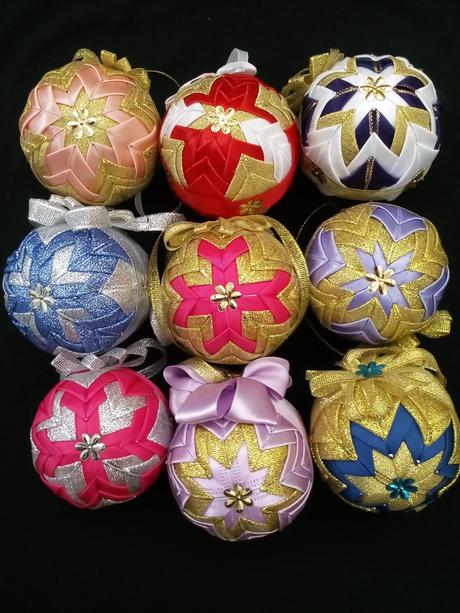 Krásne ručne robené vianočné gule rôznych farieb, 