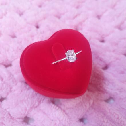 Strieborný prsteň s bielým kryštálikom,