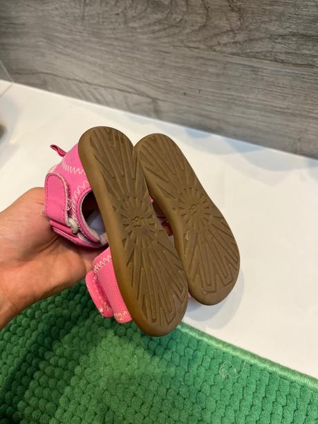 Sandále, ugg,23