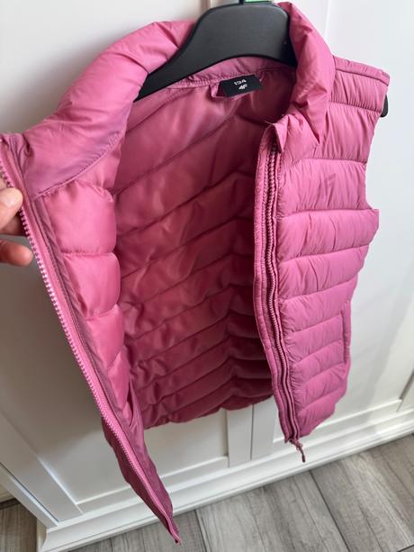 Párkrát oblečená vesta, 134