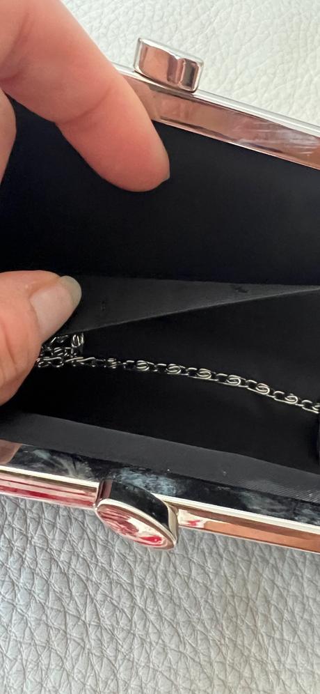 Saténová večerná taška s odnímateľnou retiazkou,