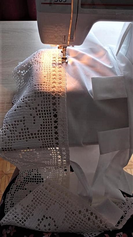 Vyšívaná vitrážka,