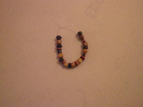 Náramok z drevených korálok,