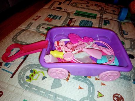 Vozík s doplnkami pre bábiky, 