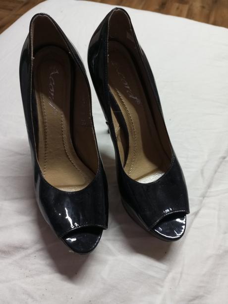 Čierne lodičky, 39