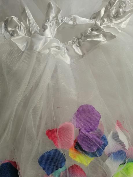 Biela sukienka s lupienkami tutu,