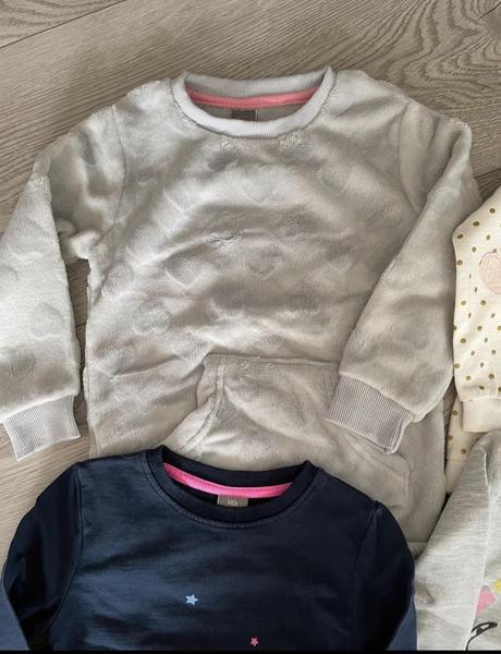 Dievcenske mikiny, 104