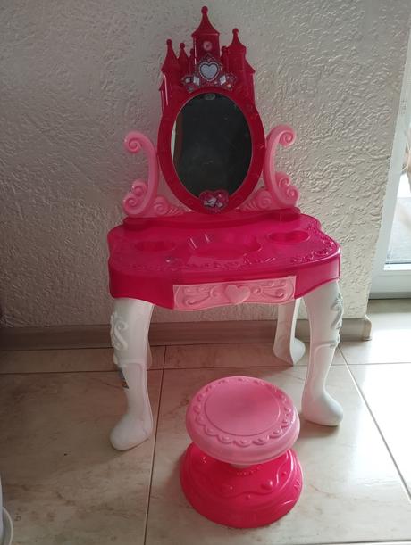 Kozmetický stolík so stoličkou,