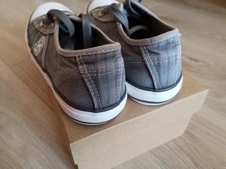 Plátené tenisky, 33