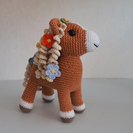 Háčkovaný koník 22 cm, 