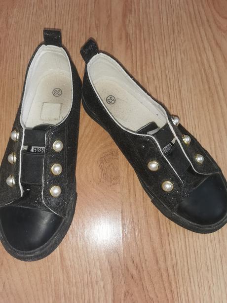 Trblietavé tenisky, 33