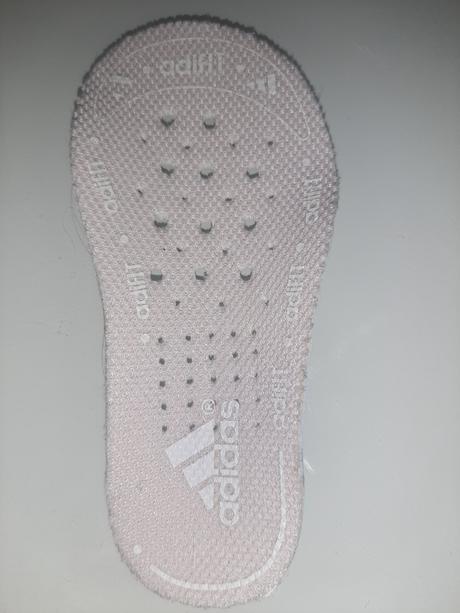 Dečinka a capajdy adidas, 