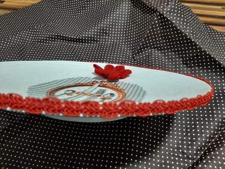 Drevený tanier s dekupage s čipkou., 